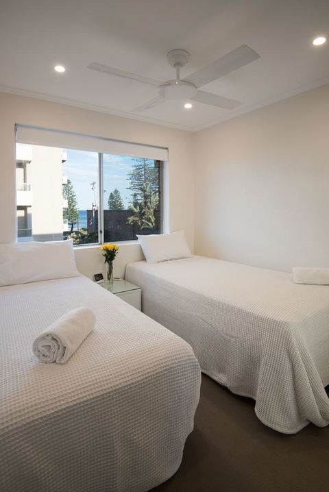 Stylish 3 Bedroom Beachview Apartment - Accommodation QLD 11
