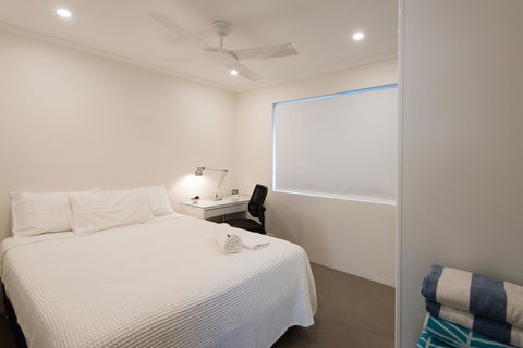 Stylish 3 Bedroom Beachview Apartment - Accommodation QLD 10