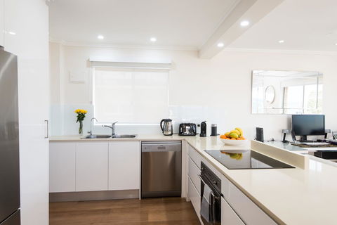 Stylish 3 Bedroom Beachview Apartment - Accommodation QLD 6