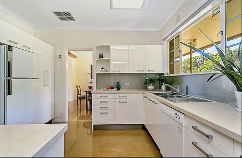 Stunning House With Beautiful Entertainment Area!! - Accommodation QLD 10