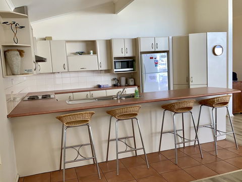 Emu Bay Lodge - Accommodation QLD 11