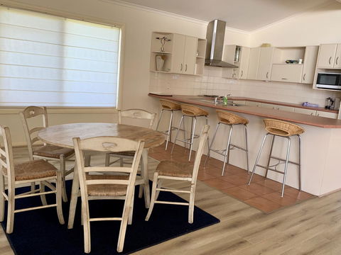 Emu Bay Lodge - Accommodation QLD 12