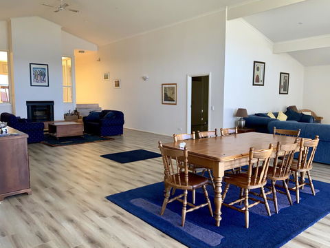 Emu Bay Lodge - Accommodation QLD 7