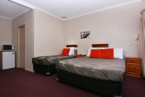 Motel Poinsettia - Accommodation QLD 4