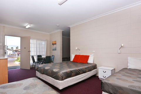 Motel Poinsettia - Accommodation QLD 21