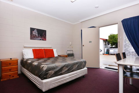 Motel Poinsettia - Accommodation QLD 3