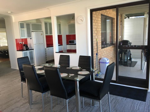 Arena Blanca Holiday Home - Accommodation QLD 6