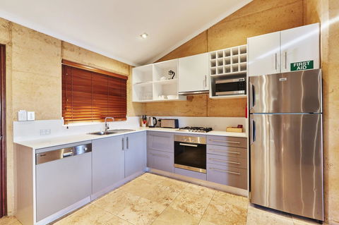 Eight Willows Retreat - Accommodation QLD 2