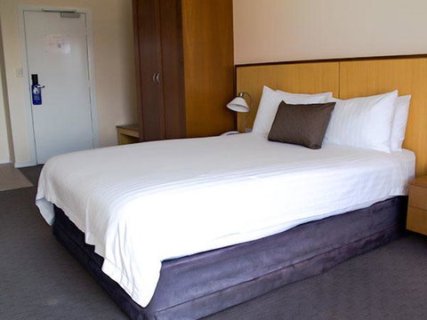 Ocean Beach Hotel - Accommodation QLD 2