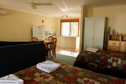 Travellers Rest Motel - Accommodation QLD 14
