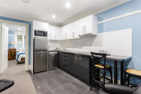 Blue Door Apartments - Accommodation QLD 3