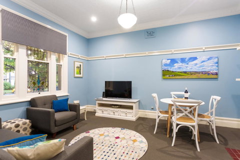 Blue Door Apartments - Accommodation QLD 2