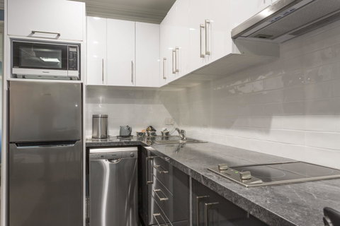 Blue Door Apartments - Accommodation QLD 10