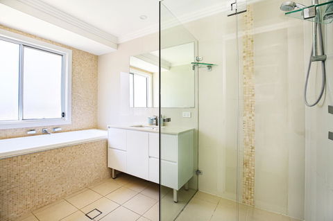 Calming Waters - Pet Friendly - Community Pool - Accommodation QLD 23
