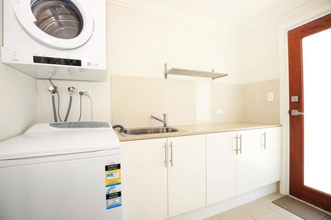 Calming Waters - Pet Friendly - Community Pool - Accommodation QLD 24