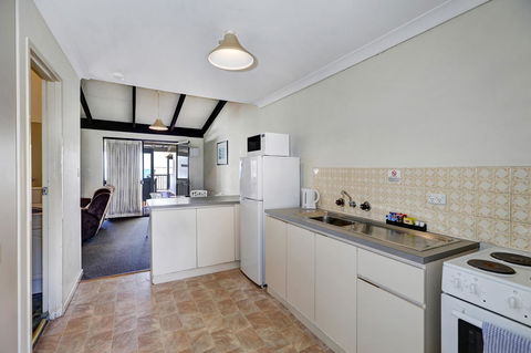 West Beach Lagoon 123 - Location & Views!!! - Accommodation QLD 5