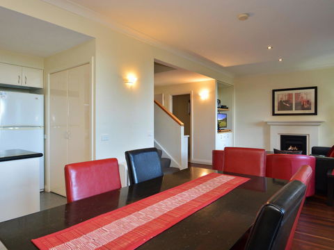 Villa Executive 2br Cypress DS Located Within Cypress Lakes Resort - Accommodation QLD 5