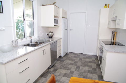 Fleur Cottage, 7 Willow Street - Accommodation QLD 3