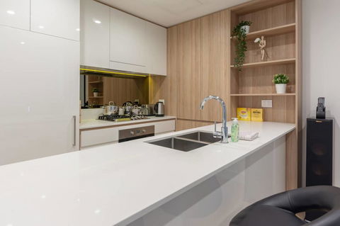Japanese Style Waterfront Apt Wt Rooftop Pool - Accommodation QLD 9