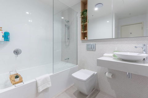 Japanese Style Waterfront Apt Wt Rooftop Pool - Accommodation QLD 20
