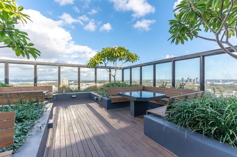 Japanese Style Waterfront Apt Wt Rooftop Pool - Accommodation QLD 11