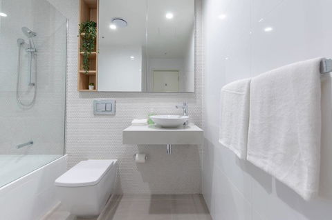 Japanese Style Waterfront Apt Wt Rooftop Pool - Accommodation QLD 19