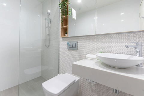 Japanese Style Waterfront Apt Wt Rooftop Pool - Accommodation QLD 12