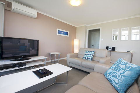 Sails Apartments - Accommodation QLD 6
