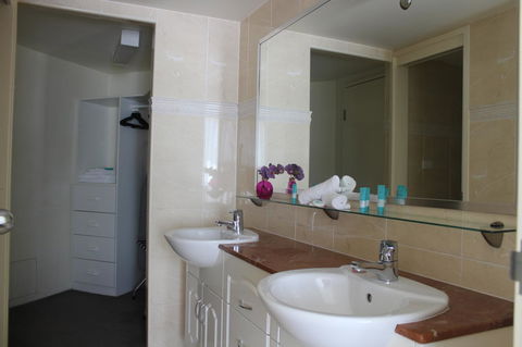 The Boathouse Resort Luxury Apartments - Accommodation QLD 7