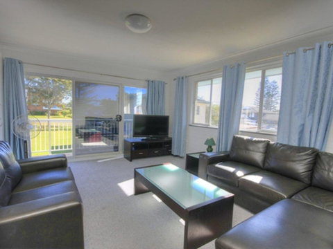 45 Wharf Street - Whole House - Accommodation QLD 0