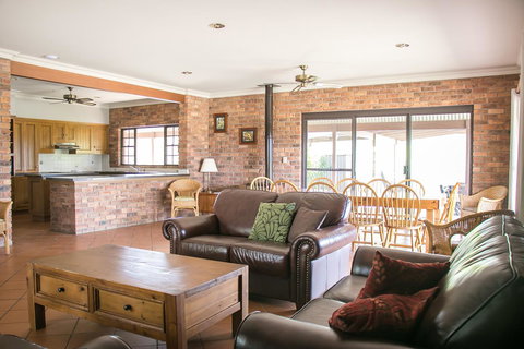 Ironstone Estate Lovedale - Accommodation QLD 19