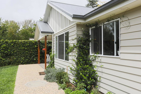 Armidale Cottage - House 2 - Accommodation QLD 2