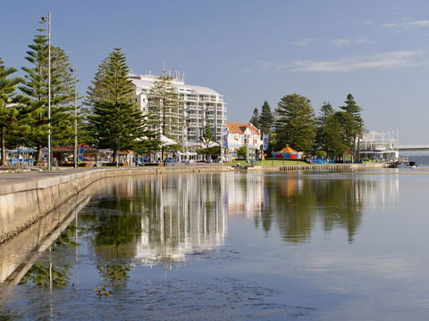 Oaks The Entrance Waterfront Suites - Accommodation QLD 4
