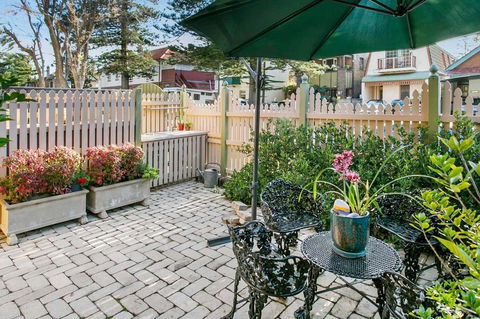 Oversized 2 Bedroom Manly Beach House - Accommodation QLD 1