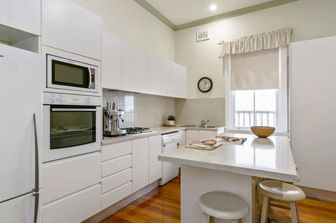 Oversized 2 Bedroom Manly Beach House - Accommodation QLD 3