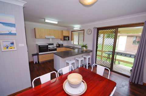 Breakaway, 11 Scott Street - Accommodation QLD 4