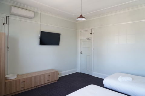 Rosehill Hotel - Accommodation QLD 4