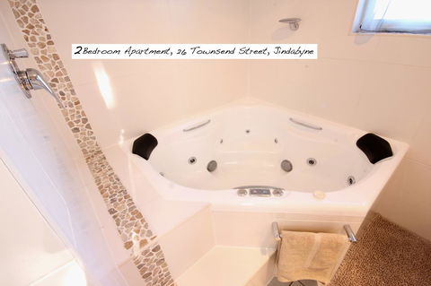 Full Circle Apartments - Accommodation QLD 27