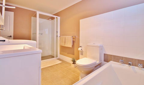 Full Circle Apartments - Accommodation QLD 20