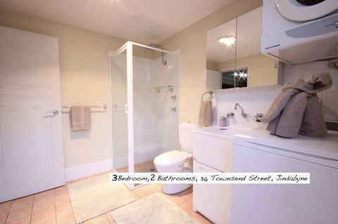 Full Circle Apartments - Accommodation QLD 14