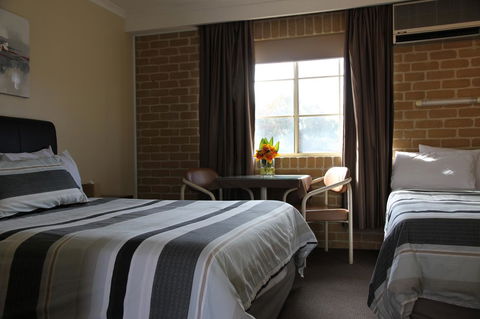 Grand Manor Motor Inn - Accommodation QLD 6