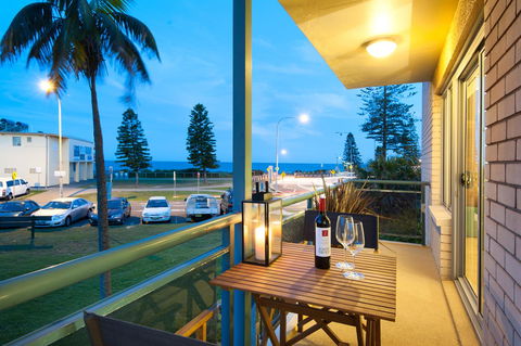 Waterview Beach Apartment - Accommodation QLD 3