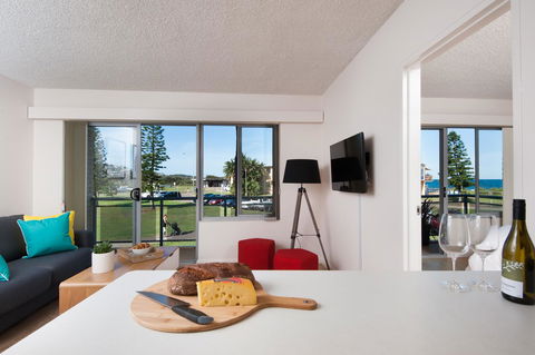 Waterview Beach Apartment - Accommodation QLD 4