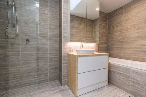 Nobbs Â· Executive 2 Storey Sydney Apartment With Pool - Accommodation QLD 10