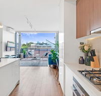 Large Light Luxe 3BDR 2BA Free Parking - walk to Sydney Uni and RPA - Accommodation QLD