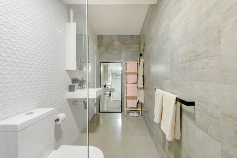Scandi Beach Apartment - Accommodation QLD 10