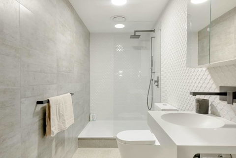 Scandi Beach Apartment - Accommodation QLD 4
