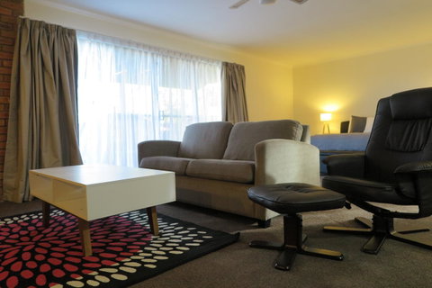 Summerhill Motor Inn - Accommodation QLD 40
