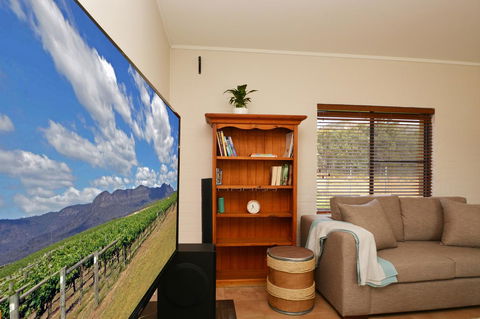 JE Guesthouse, Central To All The Hunter Valley Has To Offer - Accommodation QLD 5