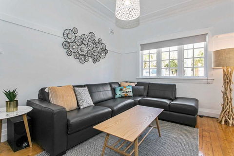 Seaspray - Manly Beach Apartment Close To The Sand - Accommodation QLD 5